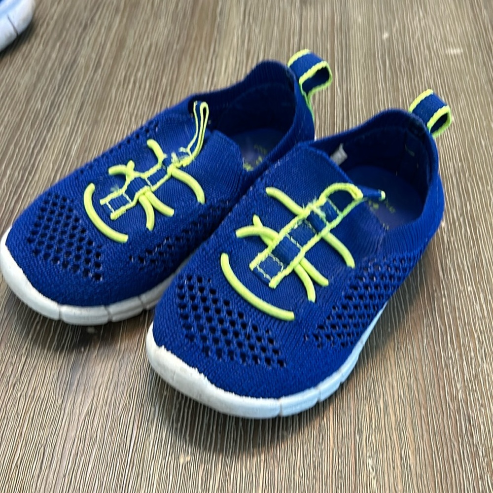 Oshkosh B’gosh water shoes toddler size 6